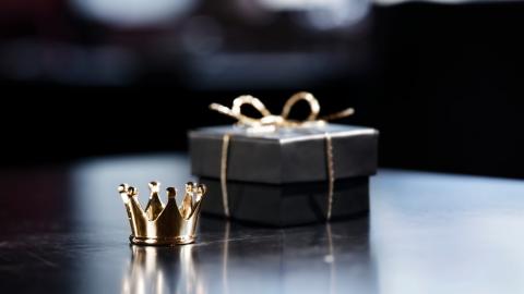 Royal Club Gold-Krone mit Päckli