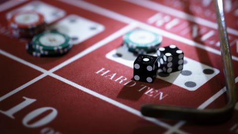 Jetons, die auf einem Casino-Spieltisch liegen