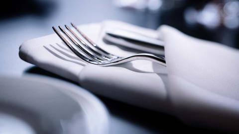 Swiss Casinos Teller, Besteck und Weinglas