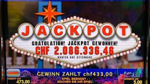 Anzeige "Jackpot gewonnen" auf Bildschirm eines Spielautomaten
