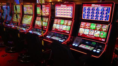 Spielautomaten mit Plexiglas-Schutzwänden