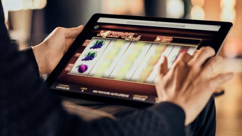 Das Online-Slotspiel Jackpot Bells auf einem Tablet