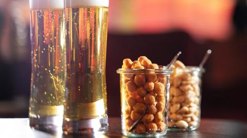 bier und nüsse