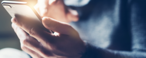 Social Media Mensch mit Handy in Hand' data-src='/sites/default/files/styles/teaser_5_2_small/public/2022-12/2022115_SOME_Webseite_1920x1080.png?h=d1cb525d&itok=11kzIZ_m