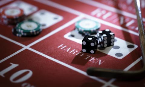 Jetons, die auf einem Casino-Spieltisch liegen