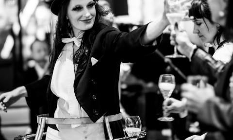 Flying Dinner Live-Act Gambling Festival Champagner