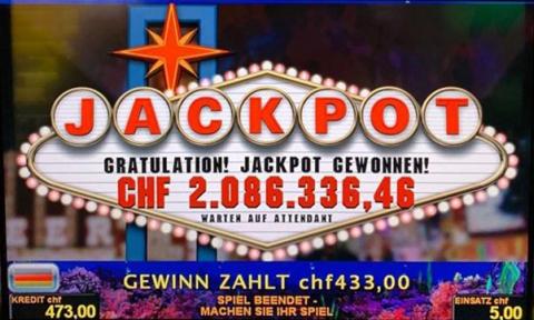 Anzeige "Jackpot gewonnen" auf Bildschirm eines Spielautomaten